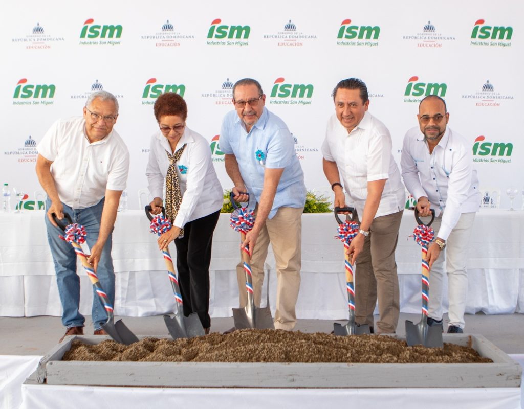 Primer Picaso de la Plantel Educativo que sera construido por ISM en Santigo Rodriguez 1