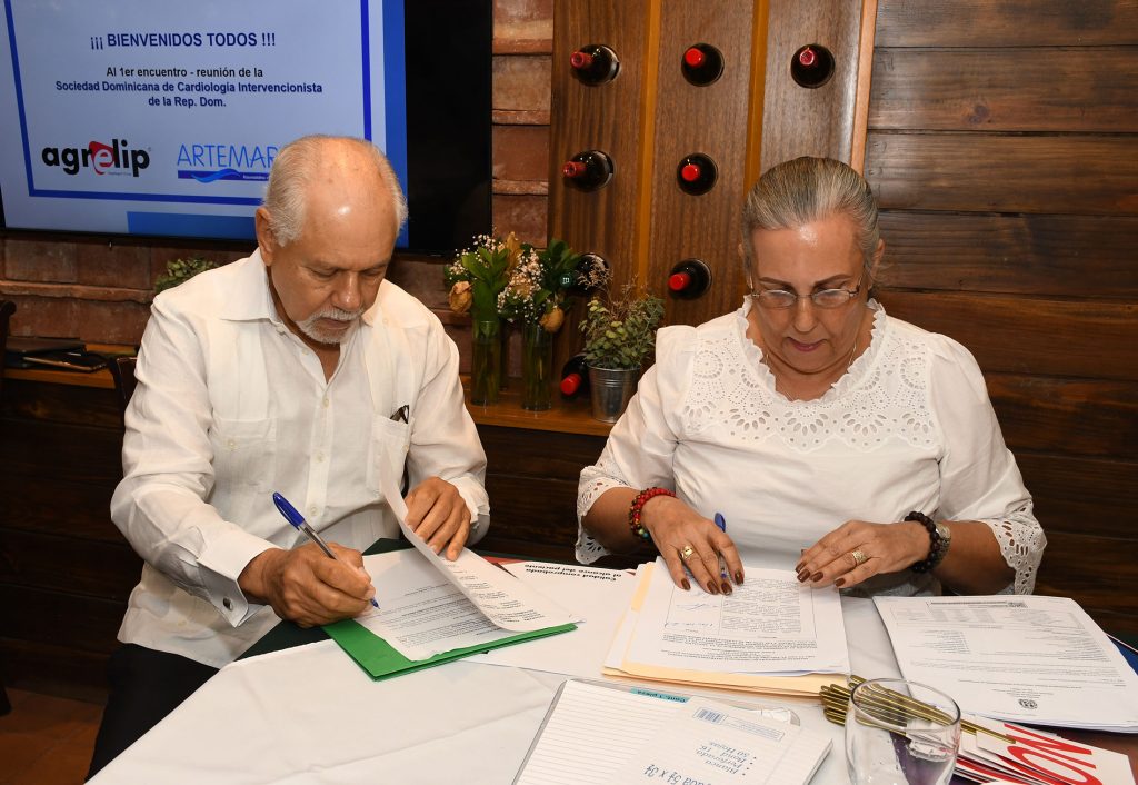 Rafael Castillo y Jacqueline Perez dirigiendo la Asamblea Ordinaria