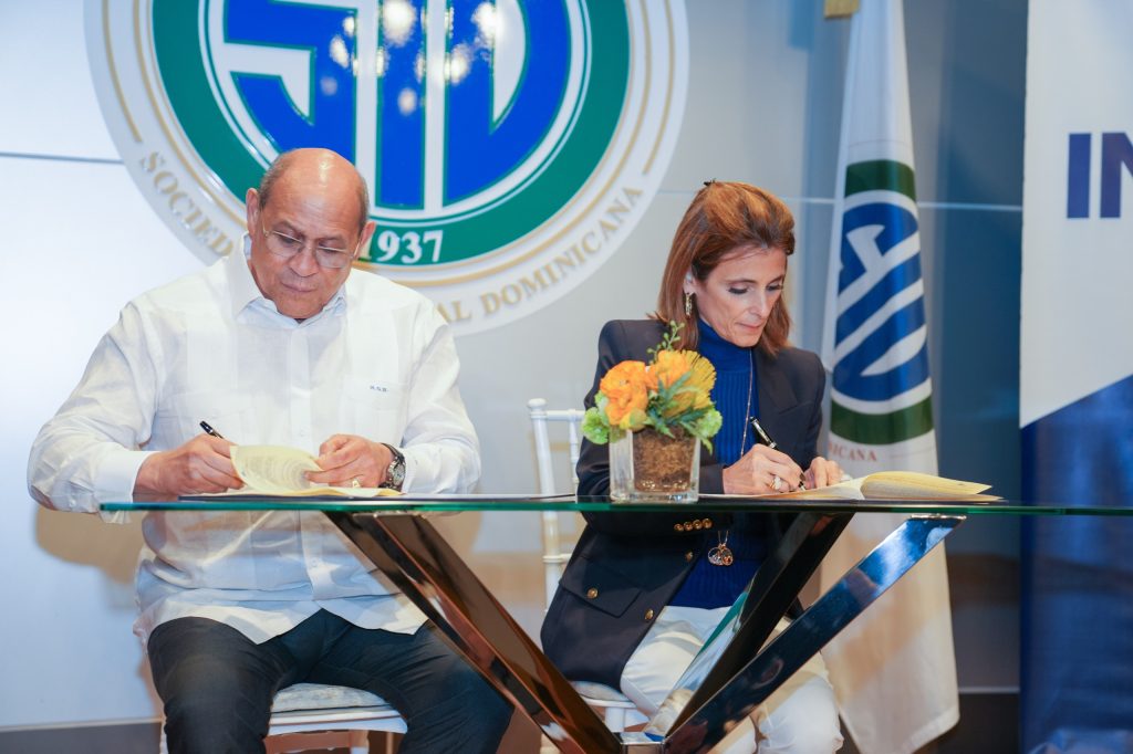 INFOTEP y Grupo SID suscriben convenio para impulsar inclusión social de personas en situación de discapacidad Rafael Santos Badia director de Infotep y Ligia Bonetti presidenta de Grupo SDI firman convenio