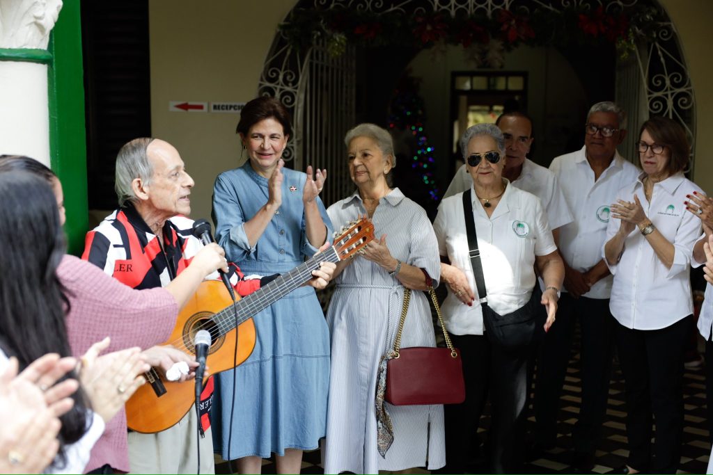 Raquel Peña lleva alegría a niños y adultos mayores en Santiago Raquel Pena lleva esperanza a ninos y adultos mayores de Santiago en jornada navidena