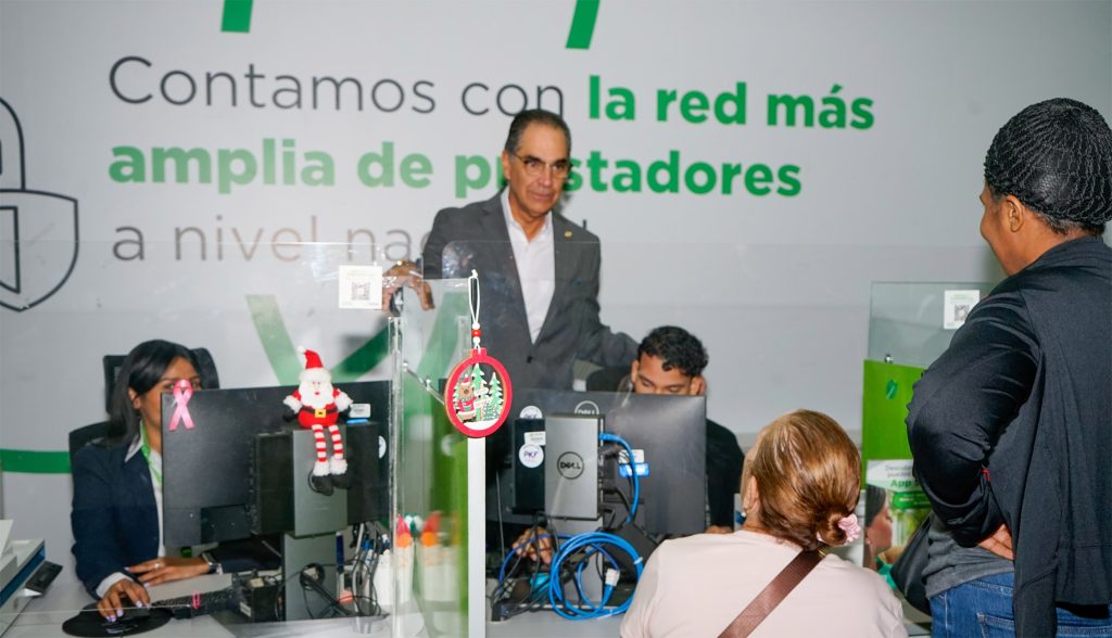 Hazim insta a titulares de SeNaSa a afiliar a jóvenes que cumplen 18 años para garantizar su cobertura Santiago Hazim eljacaguero