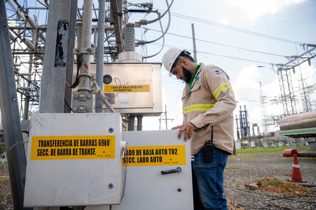 ETED fortalece el sistema eléctrico nacional con nuevas instalaciones en las subestaciones Naranjo a 345 kV en Santiago y Palamara 138 kV en Santo Doming Tecnicos ETED trabajando en Palamara