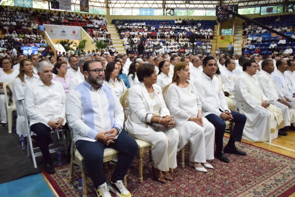 autoridades de La Vega con monsenor Carlos Tomas Morel Diplan