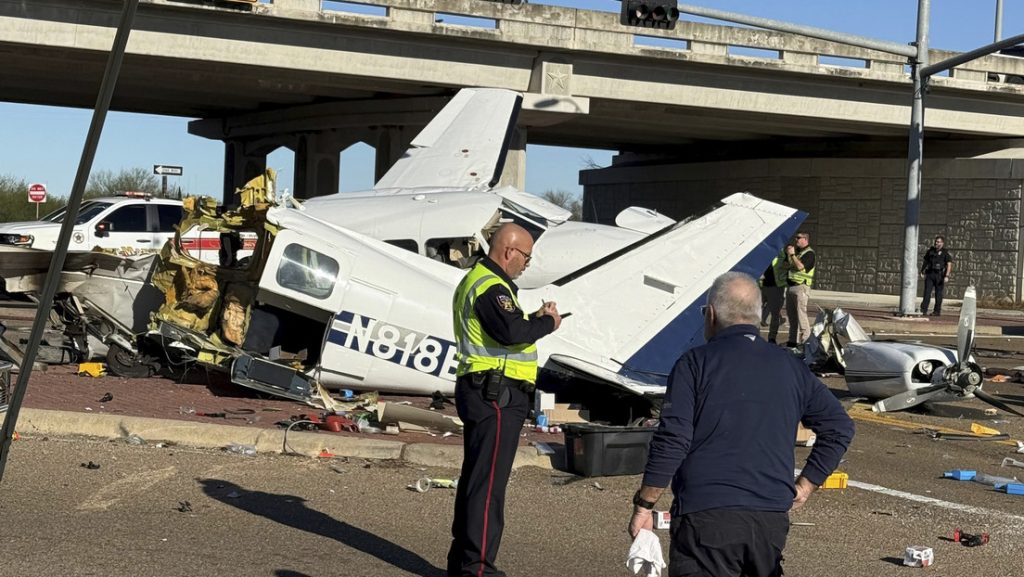 avioneta se estrella contra vehiculos y se parte en dos en una autopista de Texas