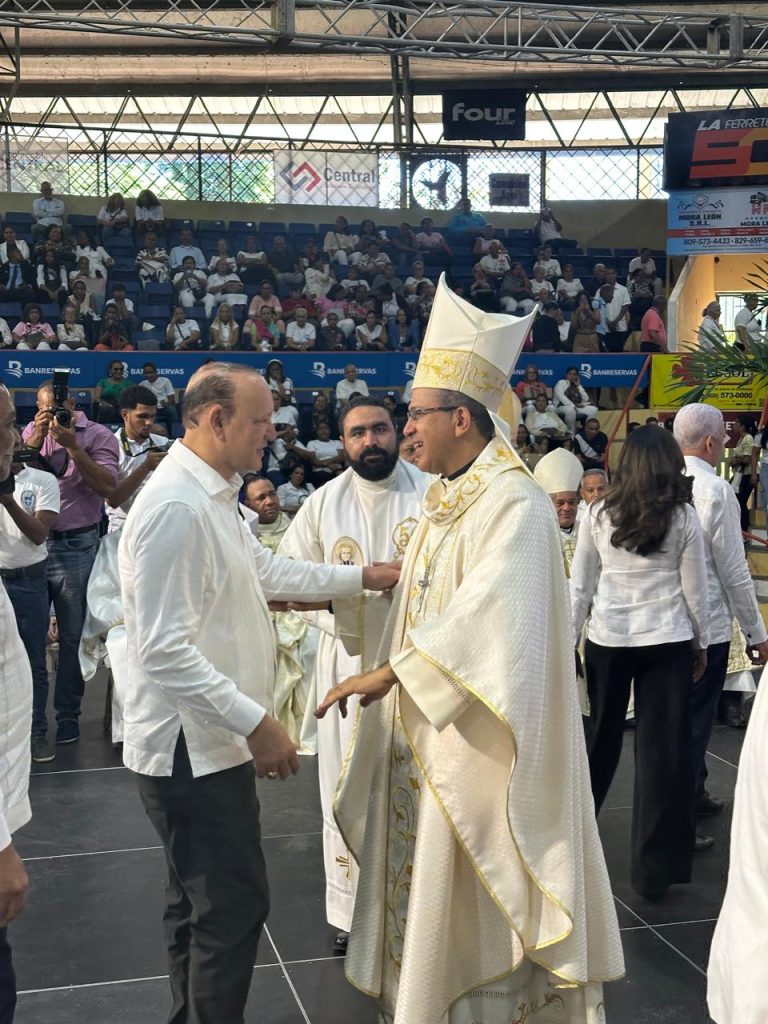 el alcalde Ulise Rodriguez saluda a Monsenor Carlos Tomas Morel Diplan