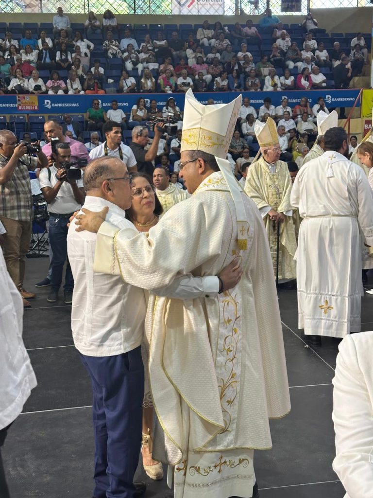 plutarco Aris y su esposa Yolanda Pena de Arias saludan a Monsenor Carlos Tomas Morel Diplan