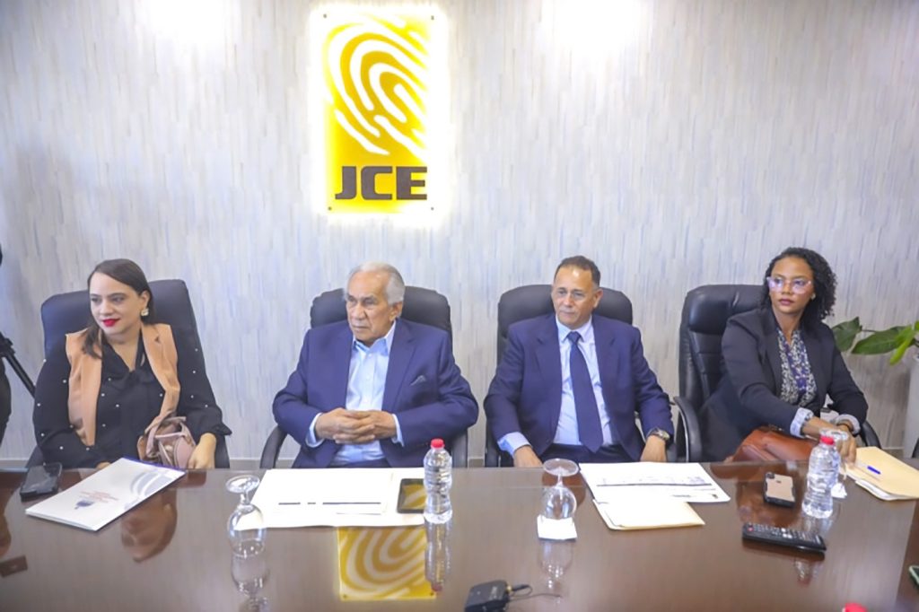 CONAPE y JCE se unen para facilitar la entrega de la nueva cédula a adultos mayores CONAPE y JCE se unen para facilitar la entrega de la nueva cedula a adultos mayores