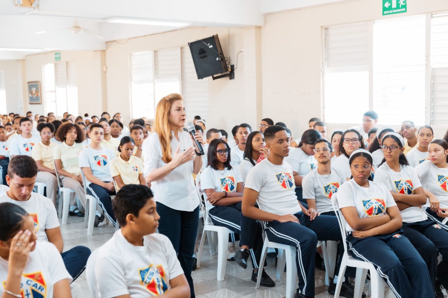 Carolina Mejia promueve la responsabilidad ciudadana entre los ojvenes de capotillo