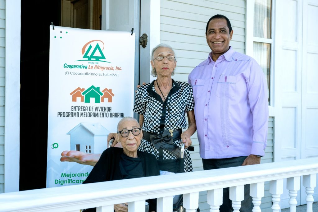 Cooperativa La Altagracia entrega vivienda remodelada a familia en Los Pepines