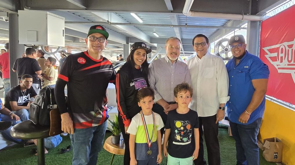 Santiago cataliza el turismo deportivo con la exhibición de carros deportivos y modificados Daniel rivera y julian sued Santiago cataliza el turismo deportivo e1738067502711
