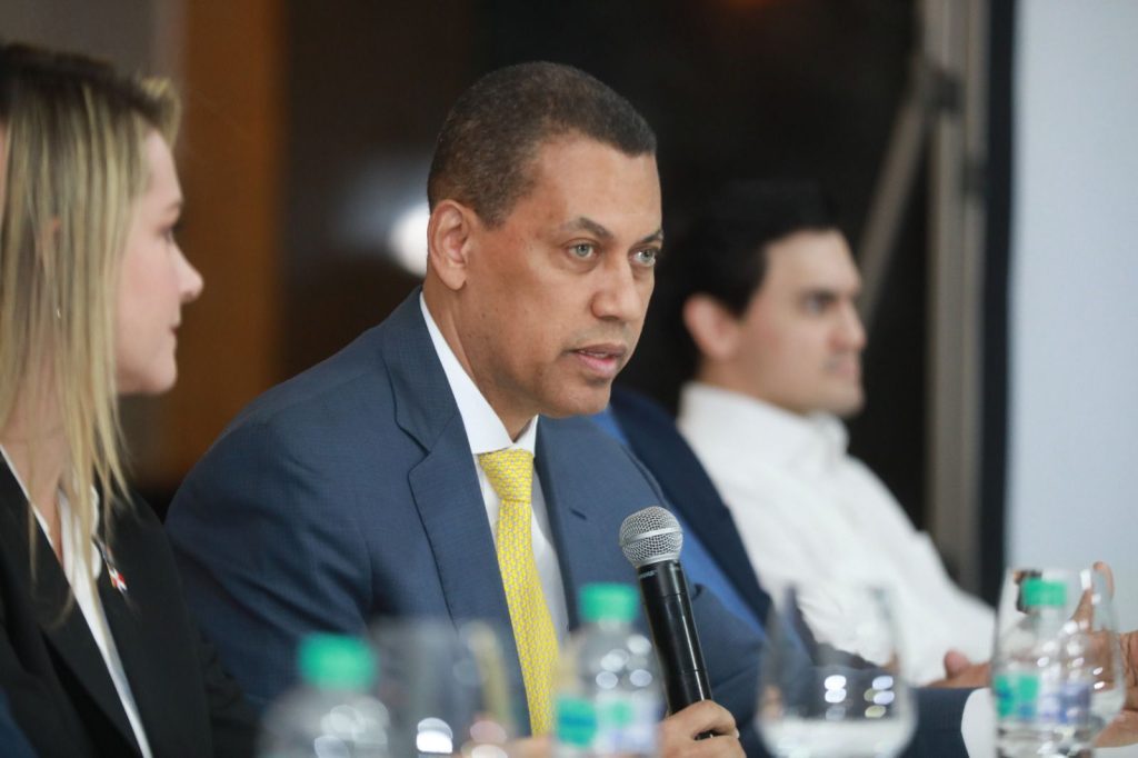 Indotel inicia entrega de cajas convertidoras para la Televisión Terrestre Digital en región norte del país Guido Gomez Mazara eljacaguero