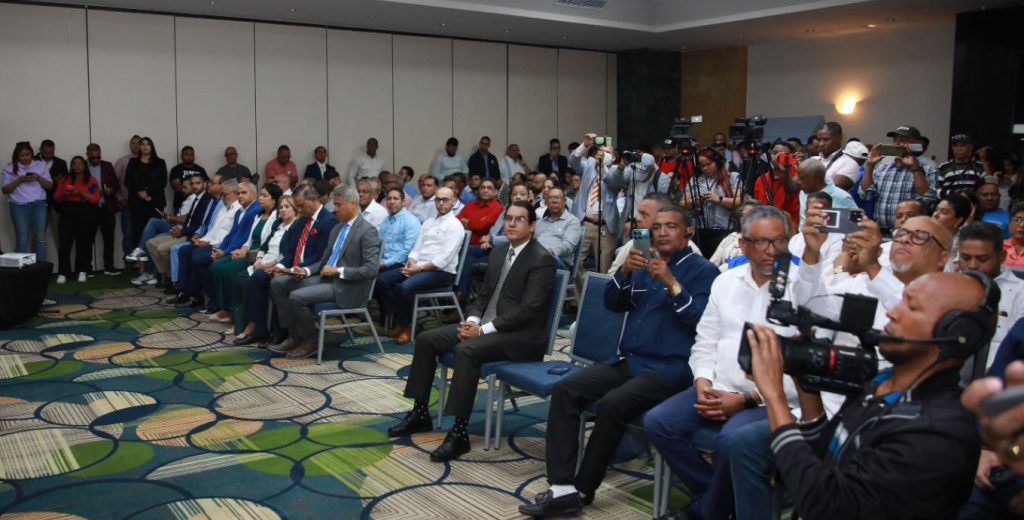 Indotel inicia entrega de cajas convertidoras para la Television Terrestre Digital en region norte del pais1 e1736886999889