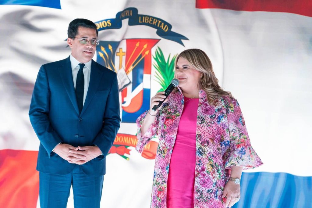 Jenniffer Gonzalez y el ministro de turismo dominicano David Collado