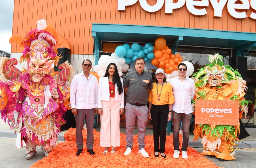 Popeyes® abre su cuarto restaurante en la provincia La Vega Lennis Nunez Alexandra Bodden Mauro Noriega Isabel Turull y Domingo Bermudez Turull