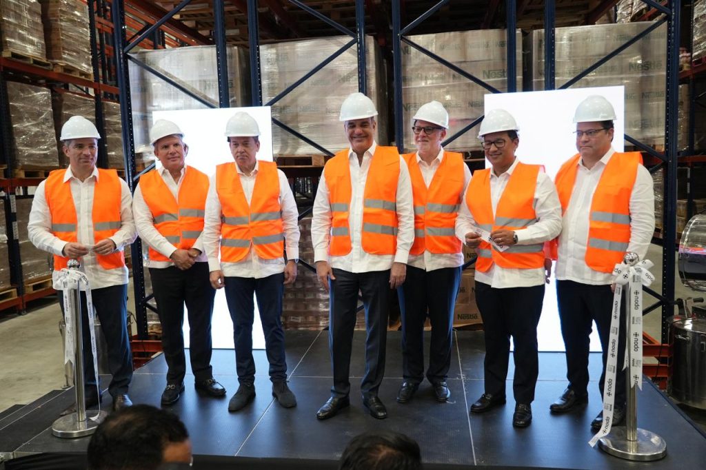 Luis Abinader Victor Ito Bisono y Eduardo Yayo Sanz Lovaton junto a ejecutivos de NODO y Nestle