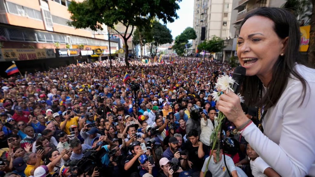 Maria Corina Machado se dirige a sus seguidores en Caracas este jueves