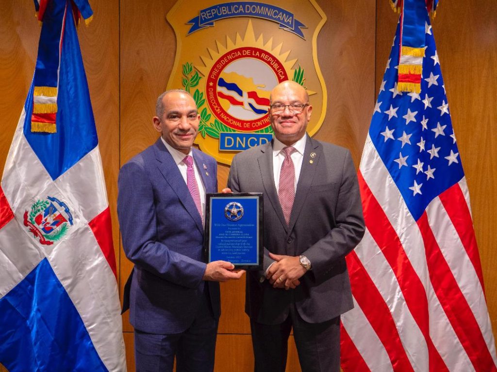 Marshals de EE.UU . visita la DNCD y reconoce labor del Vicealmirante Cabrera Ulloa