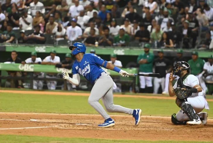 Miguel Andujar disparo un sencillo de dos carreras en el decimo episodio y Jean Carlos Mejia eljacaguero