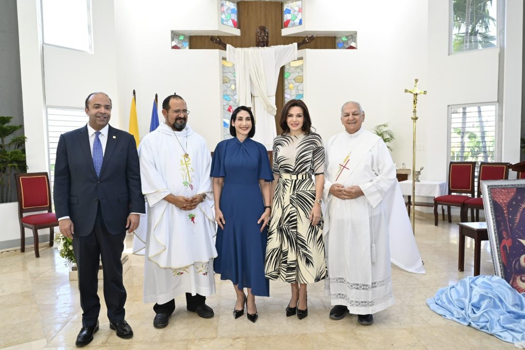 Banreservas concluye remodelación de la Parroquia Nuestra Señora del Sagrado Corazón en Los Prados Raquel Arbaje junto a Samuel Pereyra presidente ejecutivo de Banreservas Noelia Garcia de Pereyra