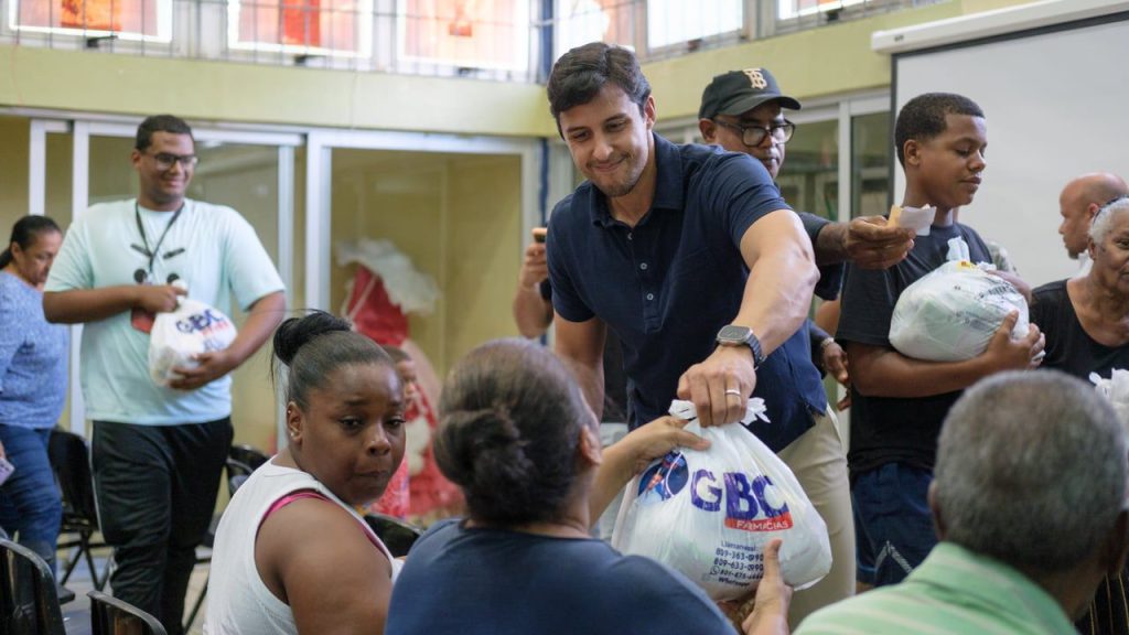 Raymond Rodriguez entrega 6000 kits alimenticios a familias del Distrito Nacional para la cena de fin de ano