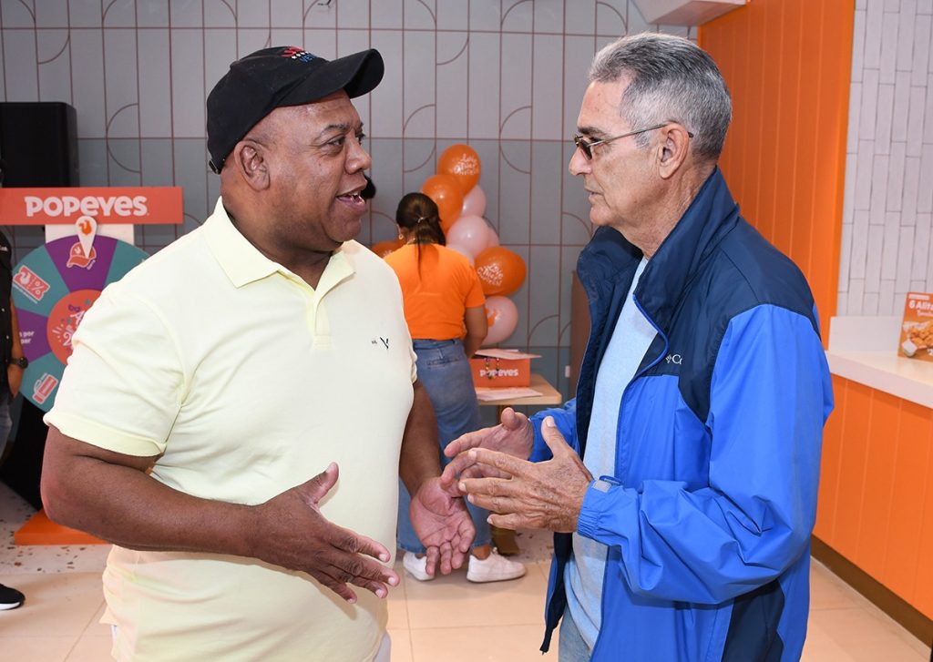 Reginald Forehand y Frank Jackson conversando animadamente