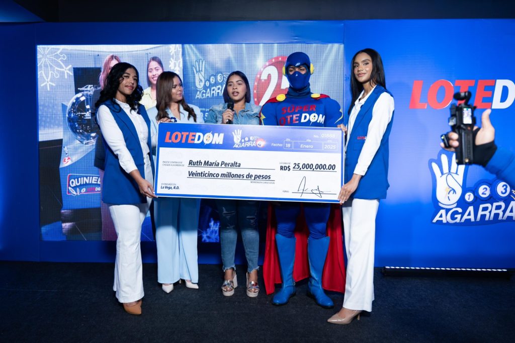 Manicurista de La Vega se convierte en millonaria tras ganar el premio mayor de Lotedom Ruth Maria Peralta recibe su premio de 25 millones de pesos del Agarra 4 de Loetedom. Le acompanan Yamer Ruiz dos edecanes y el personaje de Super Lotedom