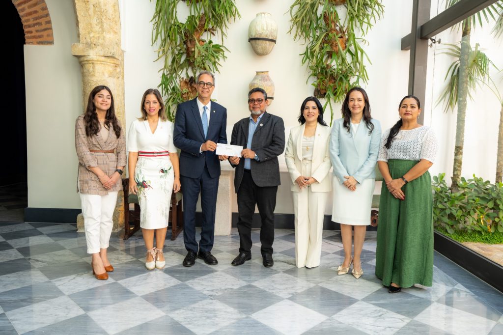 Banco Popular contribuye al Museo de Historia y Tradiciones de Santiago Sailyn Aybar Maria Belissa Ramirez de Zaiek Jose Marmol Carlos Andujar Persinal Mariel Bera Leticia Espinal e Ydalia Martinez
