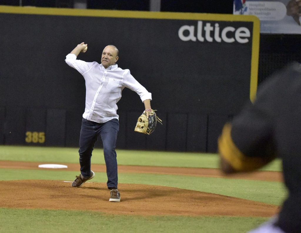Águilas Cibaeñas inician el Round Robin con el lanzamiento de honor del alcalde Ulises Rodríguez Ulises Rodriguez Aguilas con lanzamiento de honor del alcalde Ulises Rodriguez