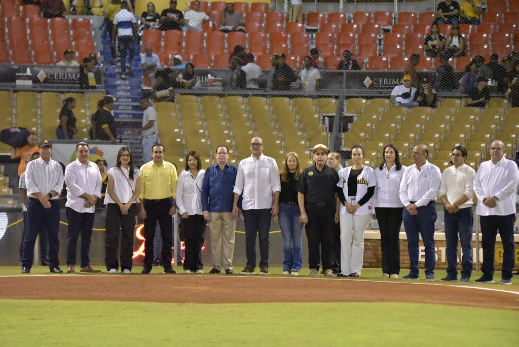 Ulises Rodriguez Aguilas con lanzamiento de honor del alcalde Ulises Rodriguez eljacaguero