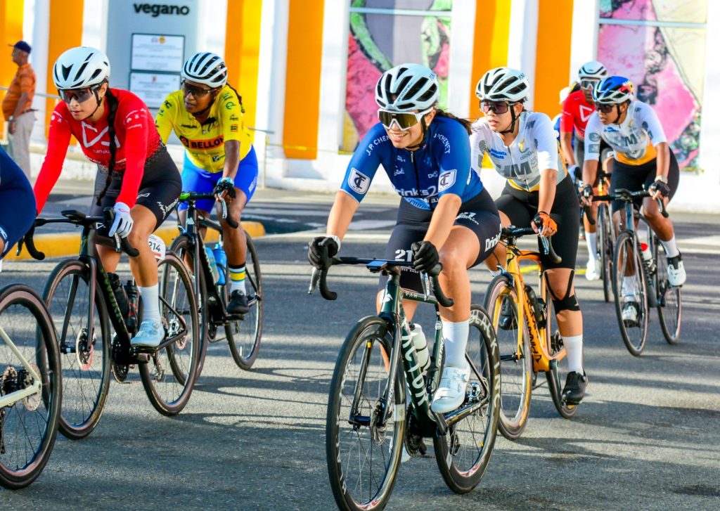 ciclistas tambien ven accion en el Grand Prix Emilio Caballito Valdez