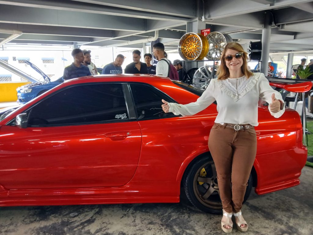 javiela tejada turismo deportivo con la exhibicion de carros deportivos