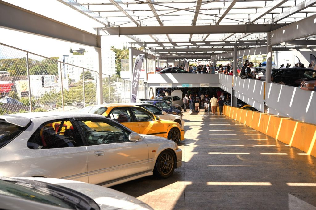 turismo deportivo con la exhibicion de carros deportivos