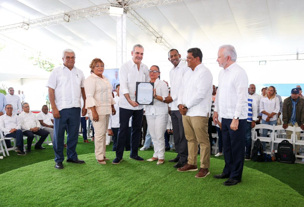 Presidente Abinader entrega más de mil títulos de propiedad en Los Alcarrizos Abinader entrega mas de mil titulos de propiedad en Los Alcarrizos