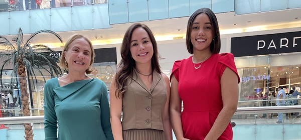 Altagracia Maria Tejeda madre de la presidenta de la Fundacion Ventanas de Amor Marinel Mendez presidenta de la Fundacion Ventanas de Amor y Mayelin Goris analista de eventos de Agora Mall