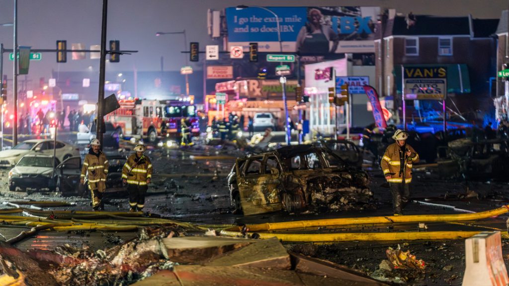 Avion medico se desploma cerca de un centro comercial en Filadelfia llevaba seis pasajeros