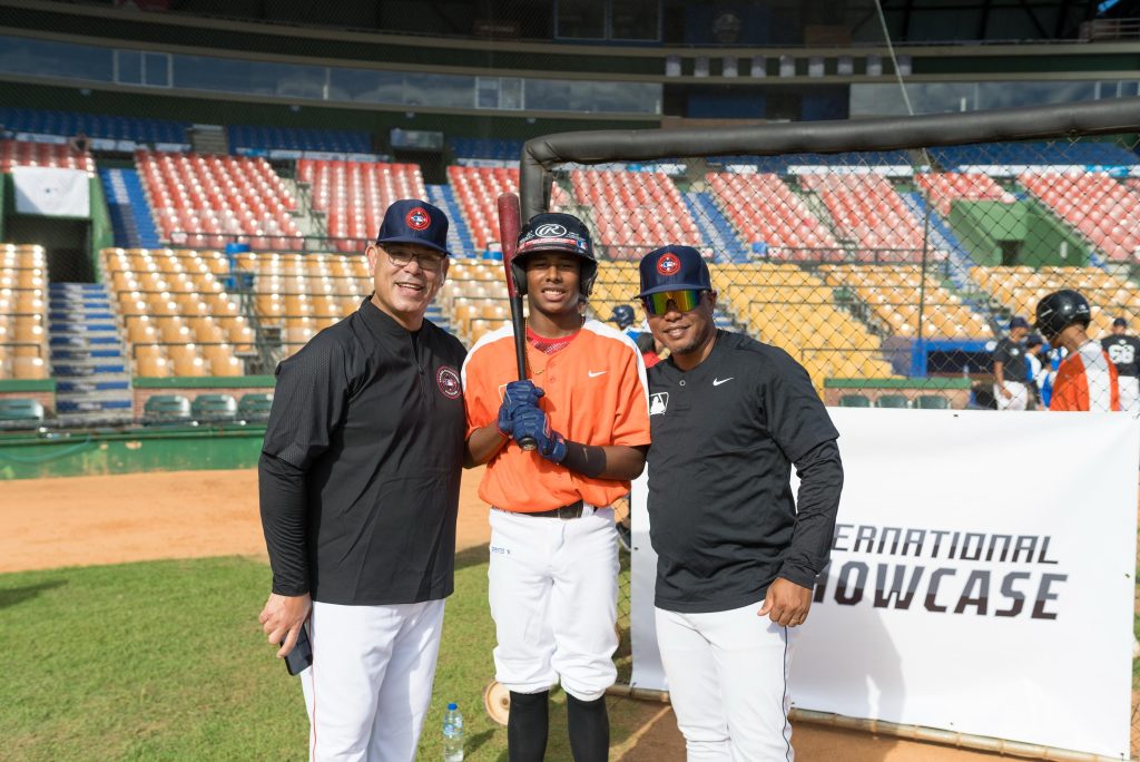 Internacional Showcase MLB 2025: Prospectos muestran su talento en República Dominicana Carlos Baerga y Ramon Santiago junto a uno de los prospectos