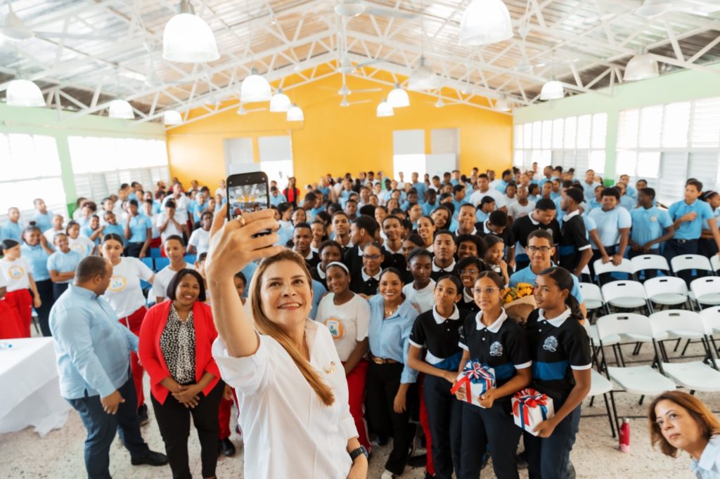 Carolina Mejia promueve la conciencia sobre reciclaje1