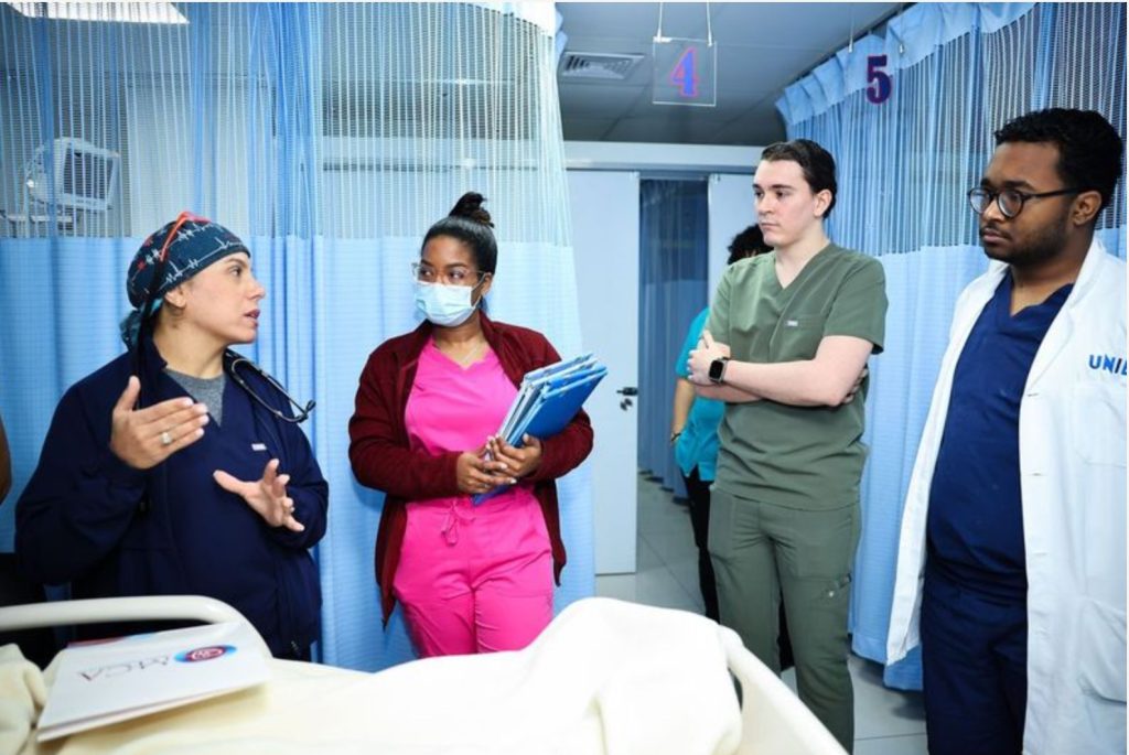 Eliany Mejia Creadora del programa Regalame un Latido de la Universidad de Virginia interactuando con parte del equipo medico que realizaron la 4ta jornad