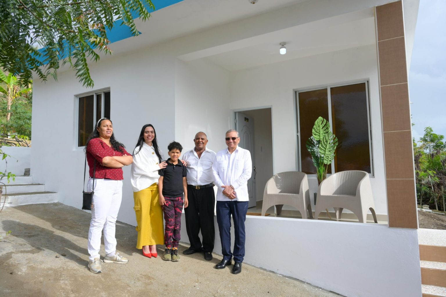 Fundacion Refidomsa entrega nueva vivienda a hombre