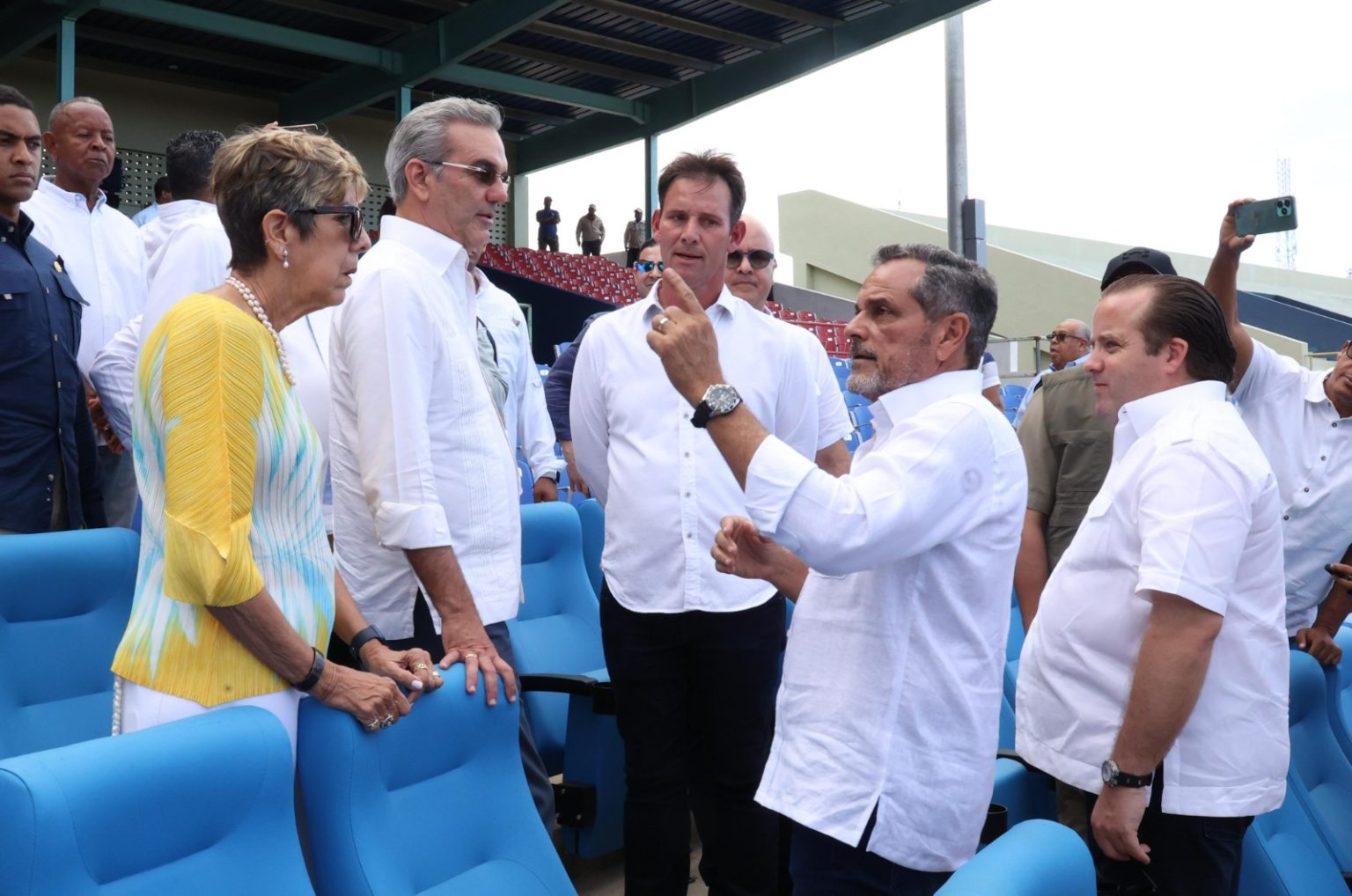 Junior Noboa celebra el compromiso renovado del presidente Abinader con el beisbol dominicano