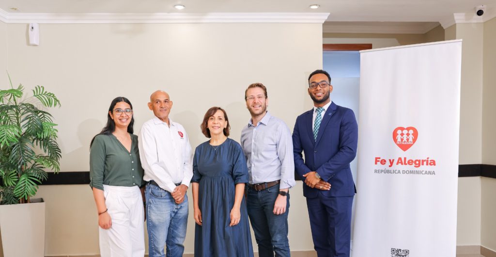 APAP impulsa el aprendizaje de matemáticas con tecnología en alianza con Fe y Alegría y Mentu Laura Oss Padre Jose Ramon Lopez Mildred Minaya Jose Espinosa Alexander Ogando