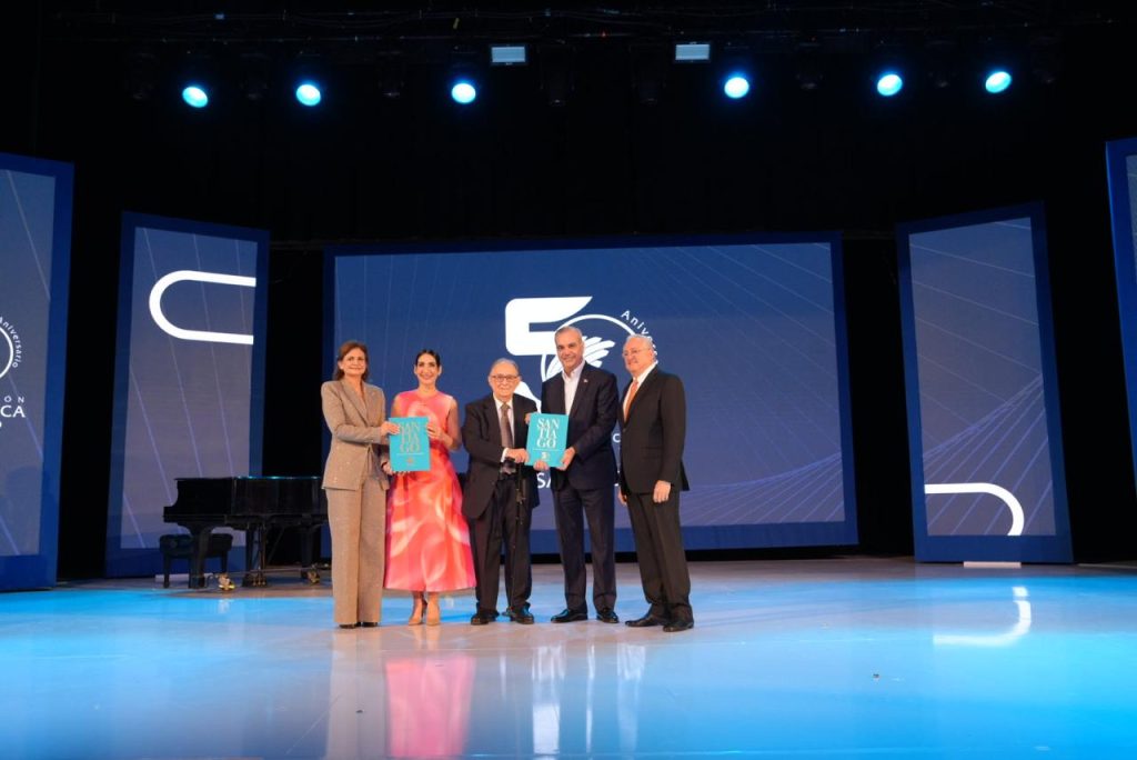 Luis Abinader Corona y la vicepresidenta Raquel Pena junto a destacados inversionistas y autoridades. Miguel Lama