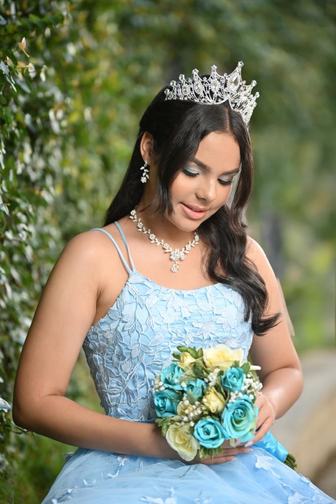 Melany Marmolejos Perez celebra sus quince anos en un evento lleno de magia y emocion