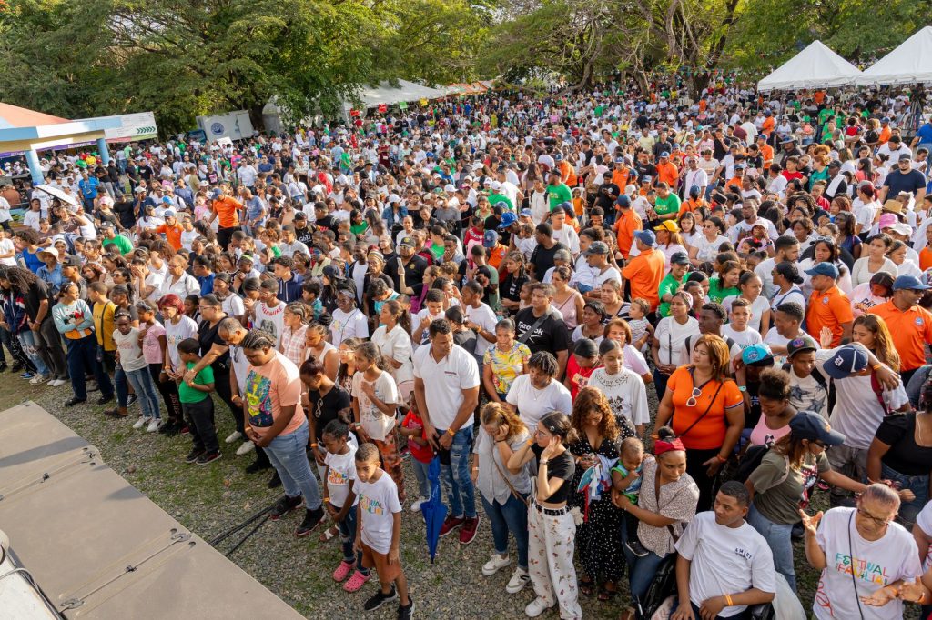 Pastor Bogaert exhorta a la educacion en valores durante el Festival de la Familia1