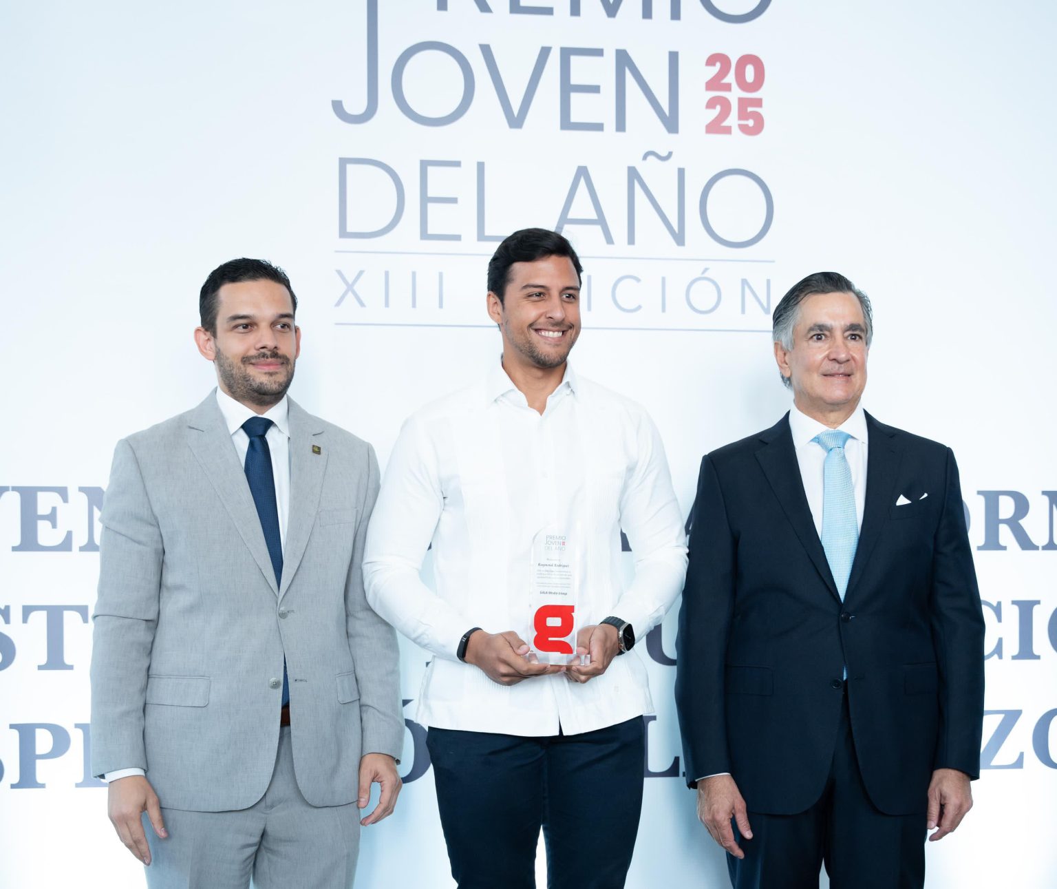 Raymond Rodriguez recibe el titulo de Joven del Ano