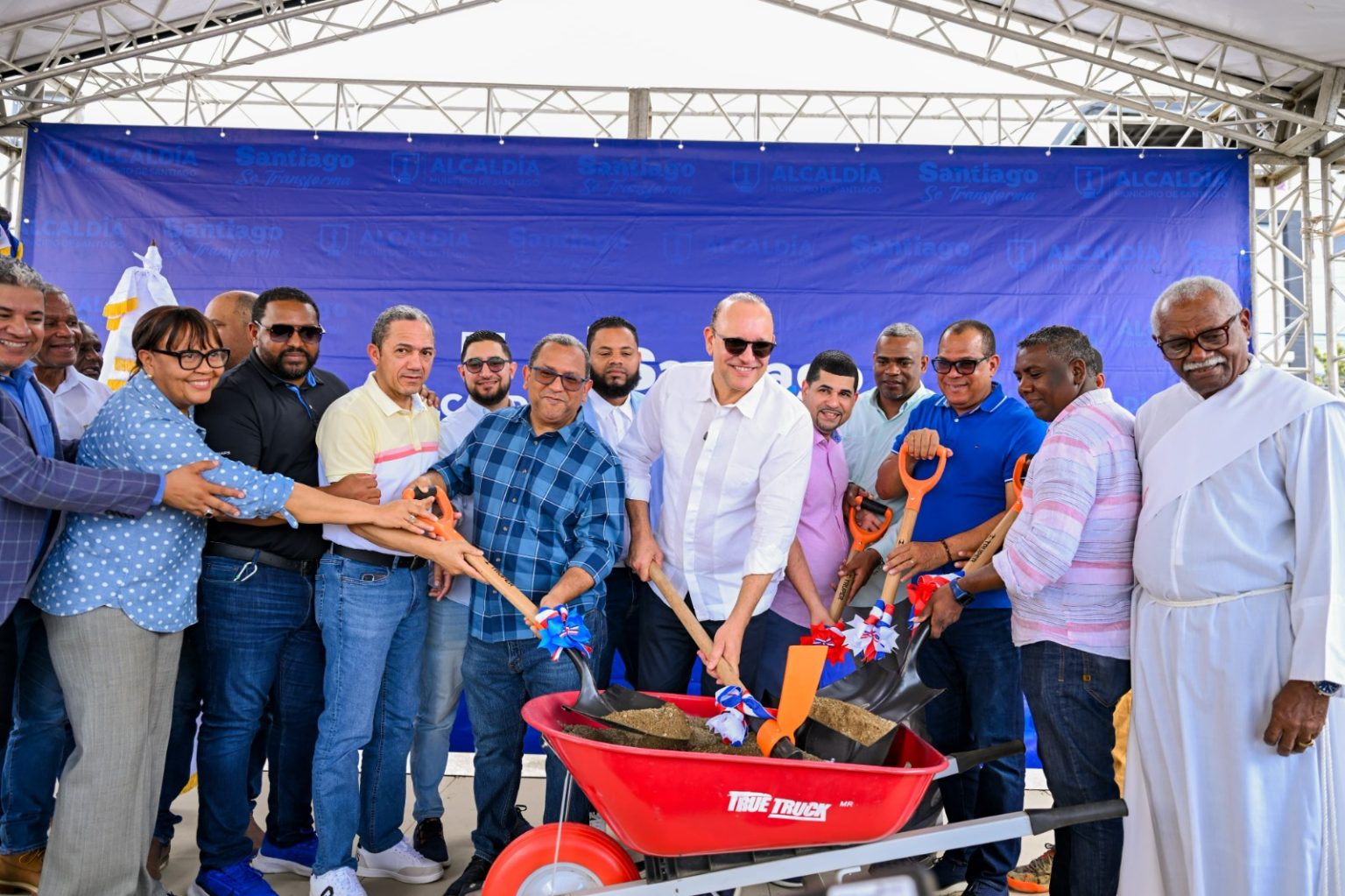 Santiago fortalece su infraestructura deportiva con la construccion de un techado en La Yaguita de Pastor