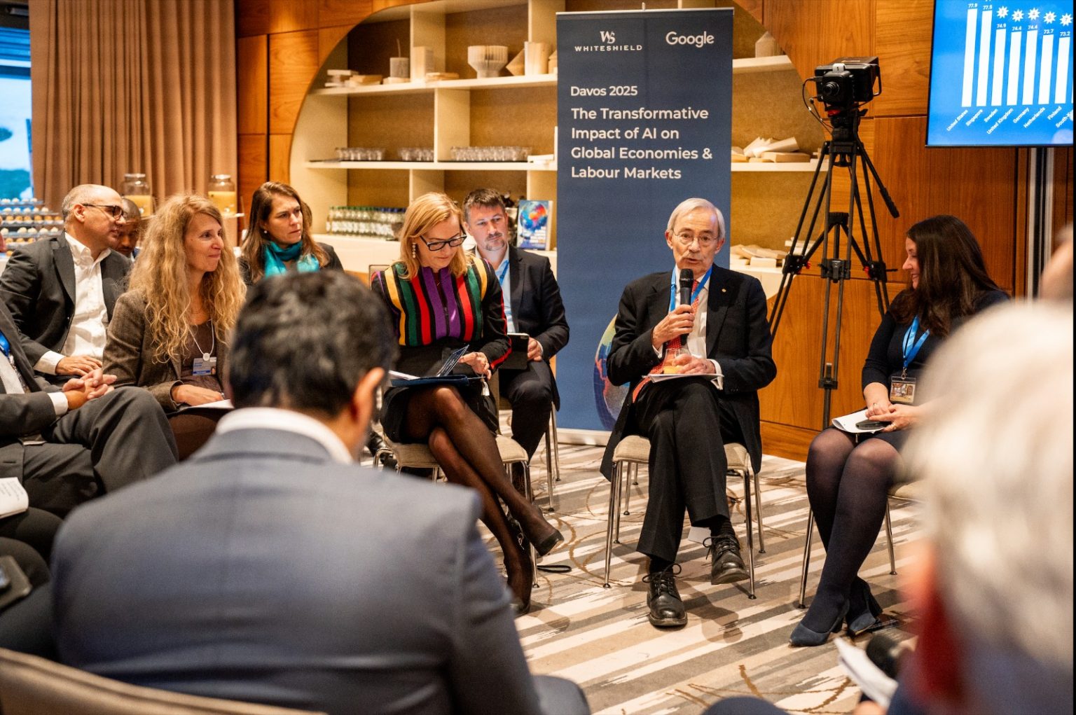 Sir Christopher Pissarides Premio Nobel de Economia en el conversatorio