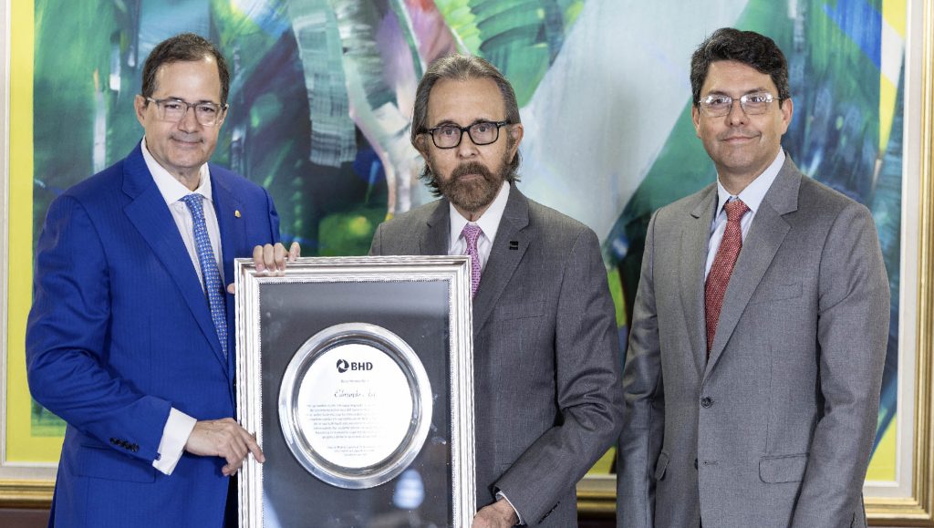 BHD reconoce a Edmundo Aja por su liderazgo en el sector turístico Steven Puig Edmundo Aja y Guillermo Mendez e1738598283195