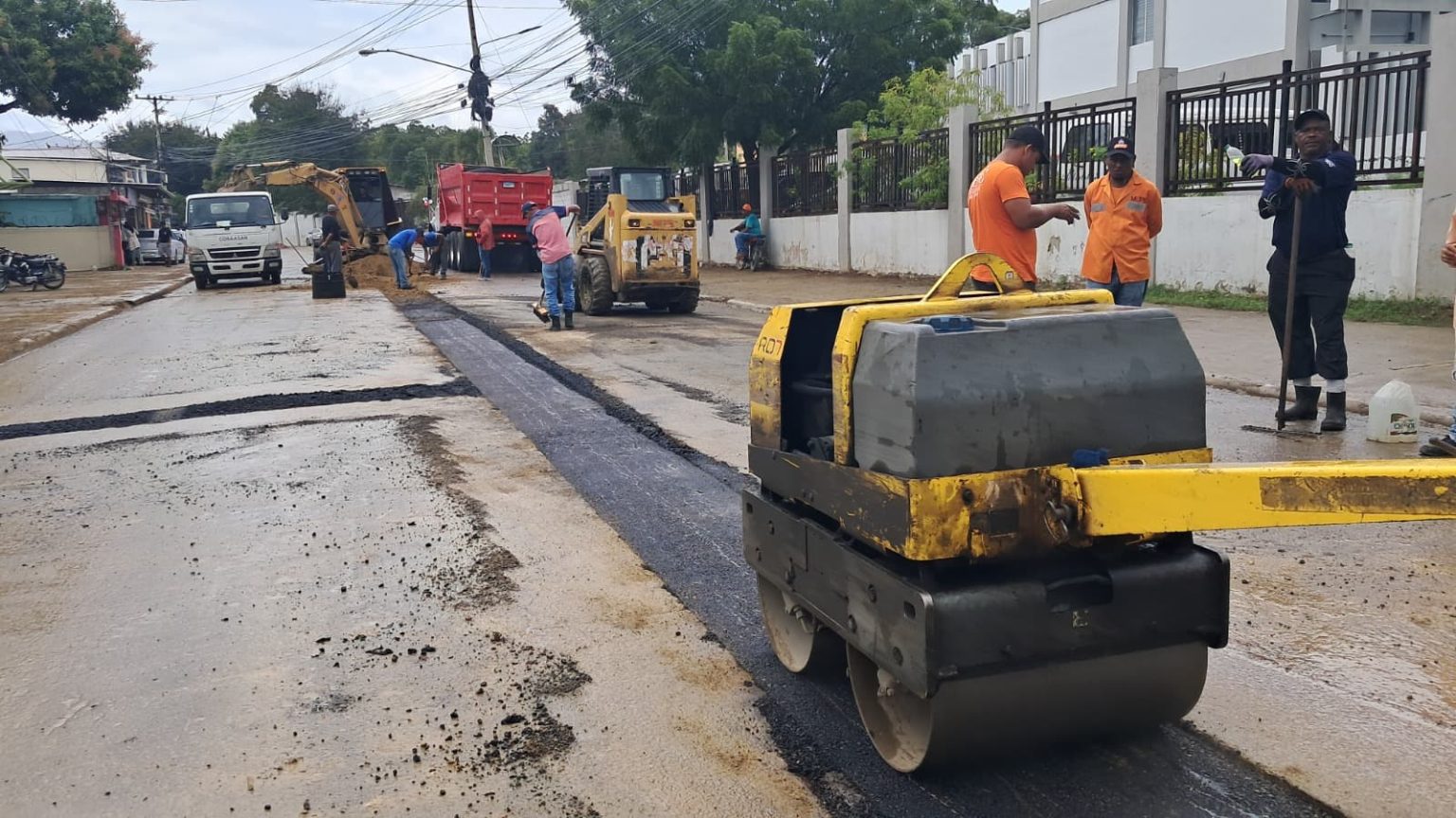 bacheo para reparar calles afectadas por trabajos de infraestructura en Santiago