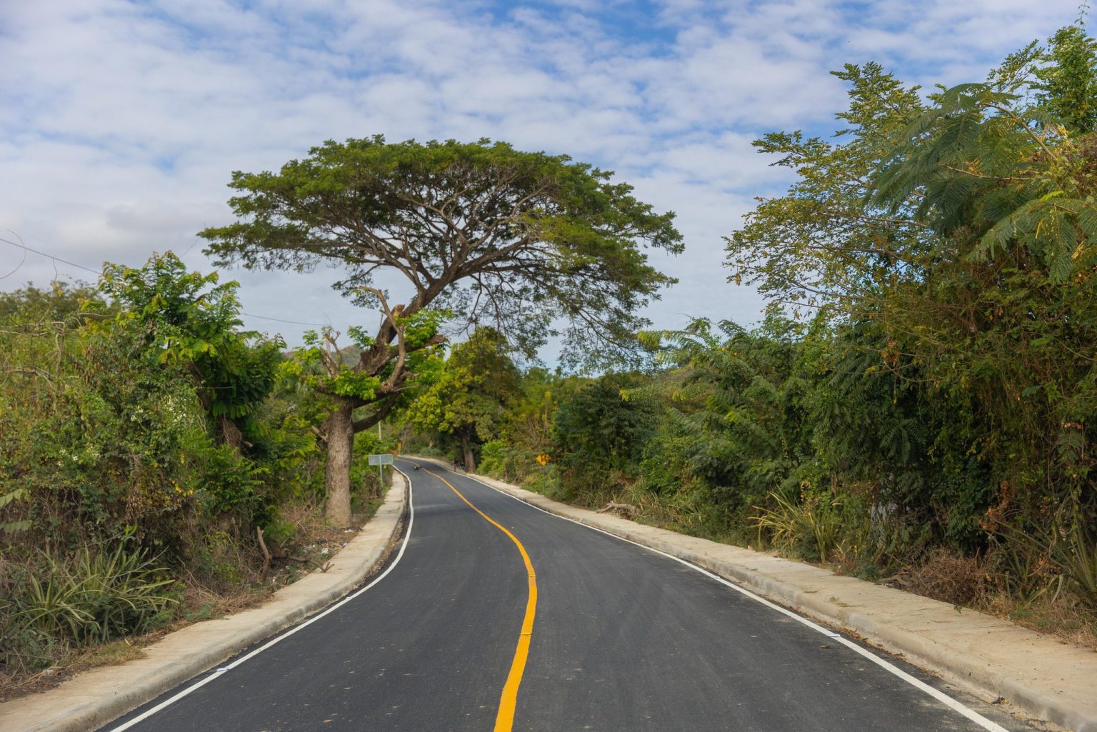 carretera Comendador Guaroa Macasias y supervisa la construccion del mercado binacional en Elias Pina